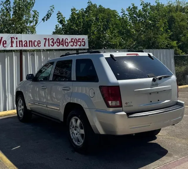 2010 Jeep Grand Cherokee 2WD Laredo photo
